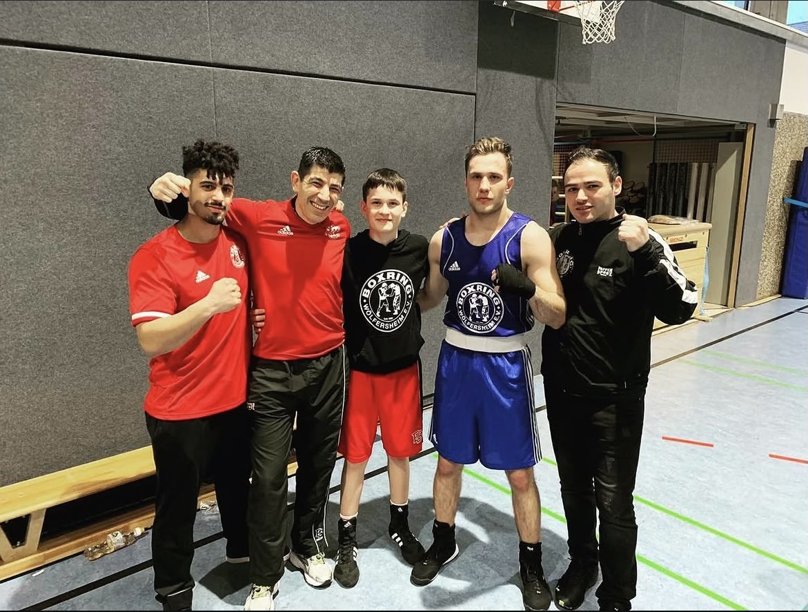 Vadim und Leonid Moscoglo mit Trainerteam nach ihren Siegen beim Newcomer-Turnier, Boxring Wetterau