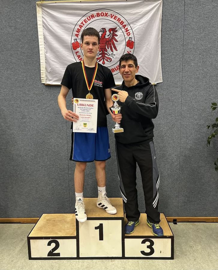 Vadim Moskoglo mit Trainer Ahmet Özcorapci auf dem Siegertreppchen als Deutscher Meister, Boxring Wetterau