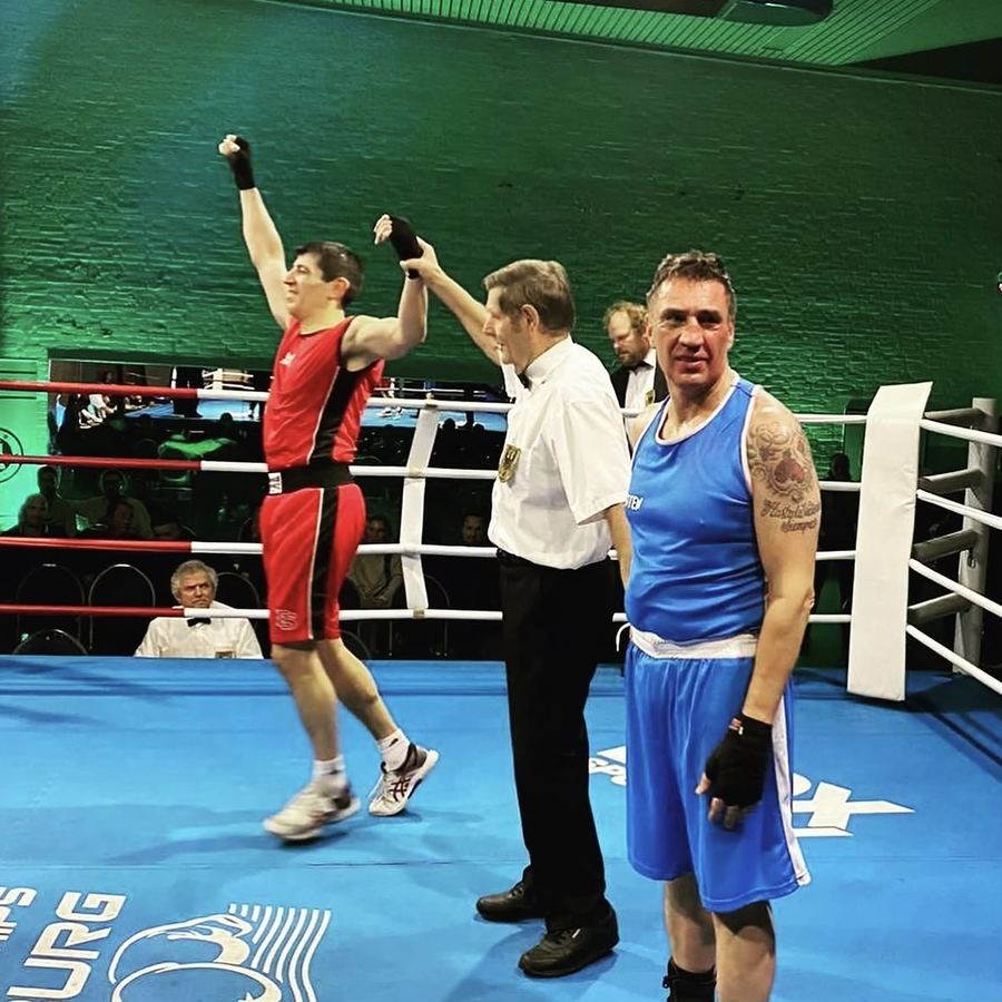 Ahmet Özcorapci nach seinem Sieg als Deutscher Meister im Masterboxen, Boxring Wetterau