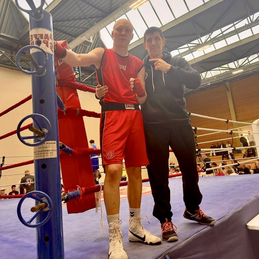 Dominik Deichert mit Trainer Ahmet Özcorapci nach seinem Punktsieg beim Anfängerturnier in Bruchköbel, Boxring Wetterau