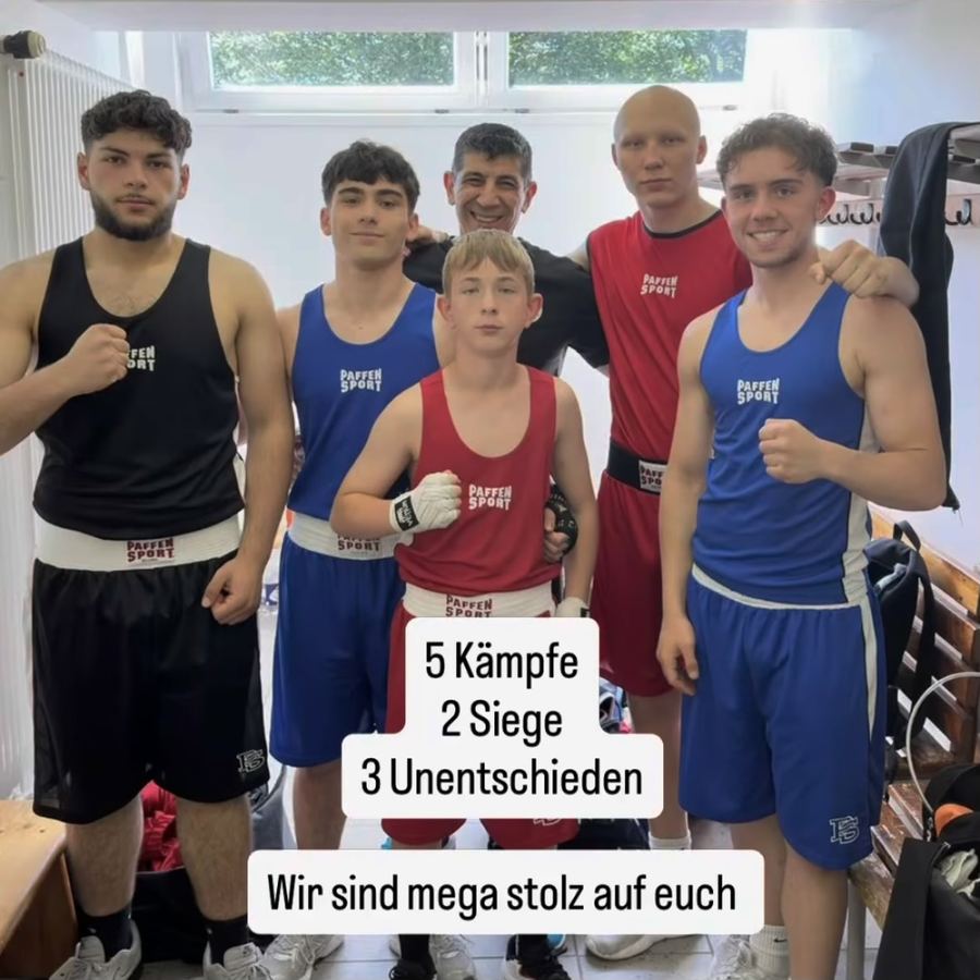 Niko Kotanidis, Dominik Deichert und weitere Boxer des Boxring Wetterau nach der Veranstaltung Duelle der Champions in Wiesbaden