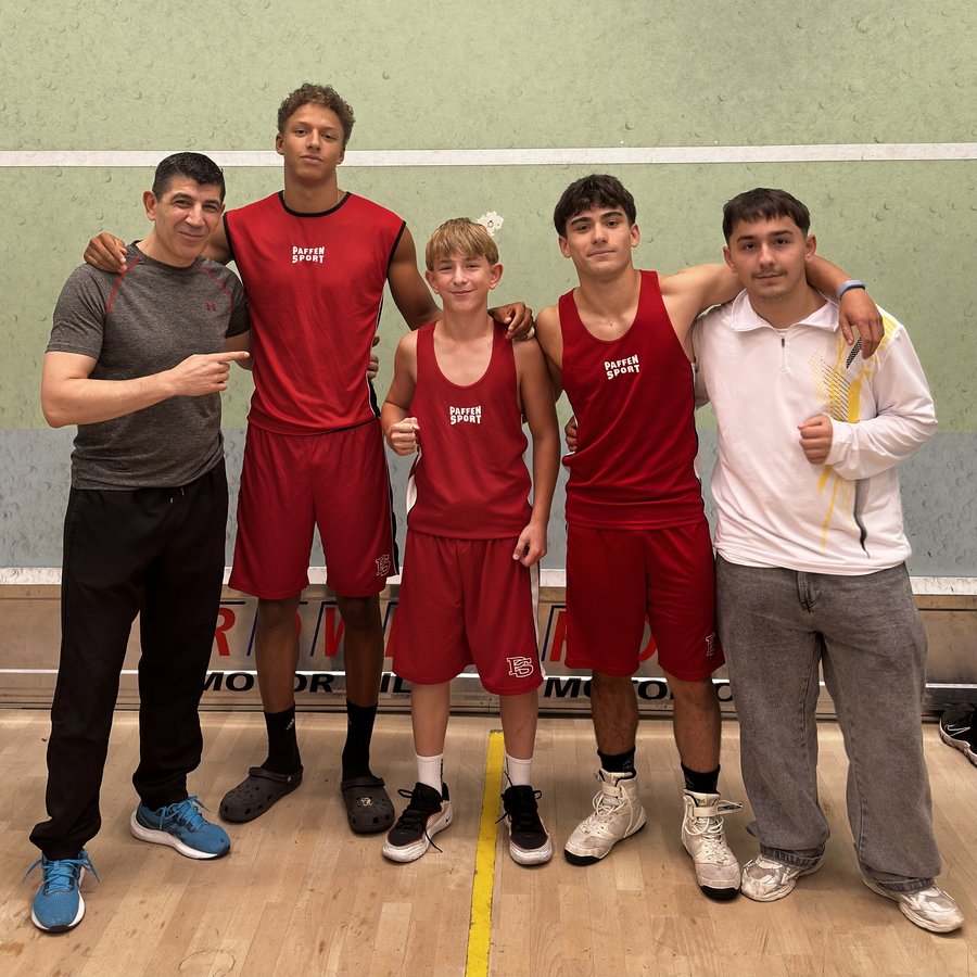 Trainer Ahmet Özcorapci mit Murad Mezhidov, Max Auguste, Cavit Gencer und einem weiteren Boxer beim Erich Kress Gedächtnisturnier, Boxring Wetterau